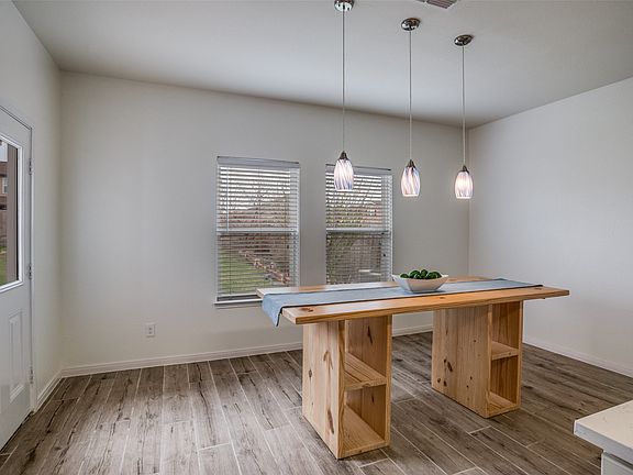 5th image of 1822 Clegg St