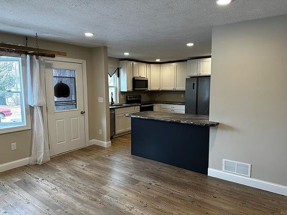 4th image of 652 Cherry Ave