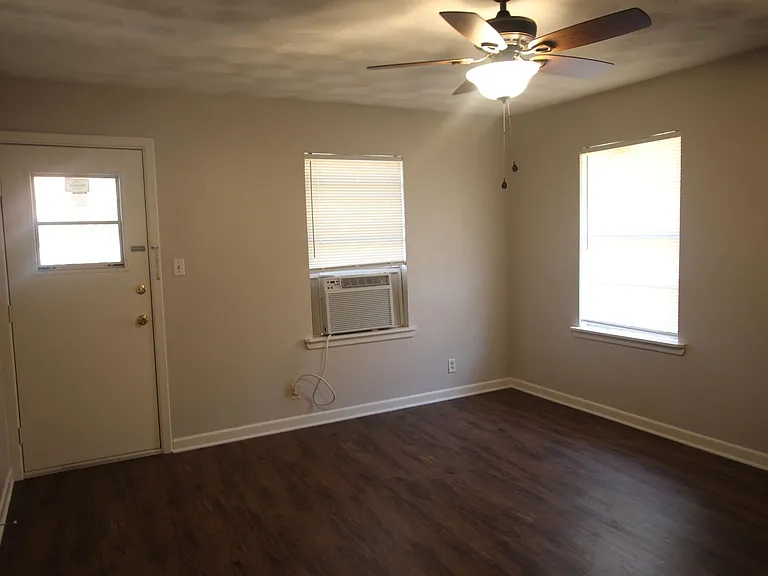 1424 E Houston St Duplex — Photo 13