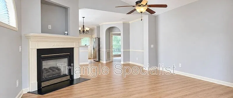 3 bed, 2.0 bath, 1350 sqft, $2,000 — Photo 2