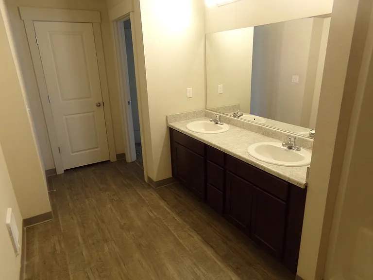 Crossroads Apartments — Photo 48