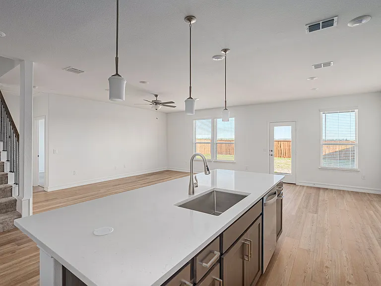 1421 Elijah Dr — Photo 2