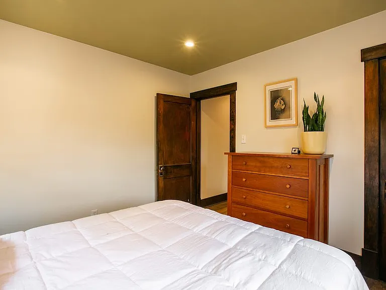 207 Richmond Dr NE — Photo 17