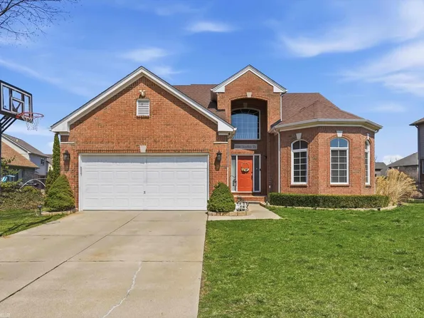 22261 Woodlake Dr #143, Macomb, MI 48044