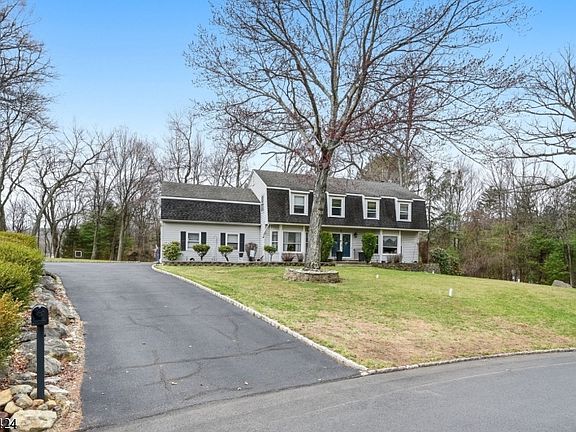 3rd image of 6 Robin Dr