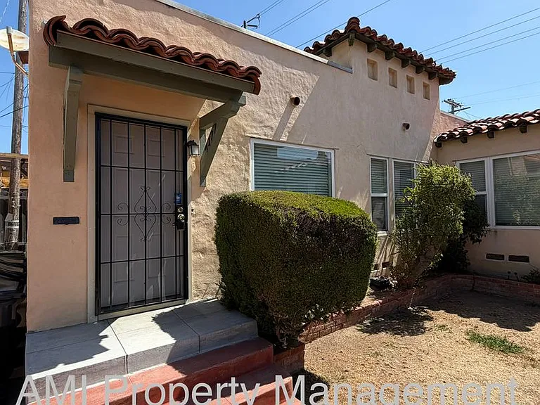 Studio Cottage in a Great Area! Move In Special $1000 Off 1st Month's Rent! — Photo 2