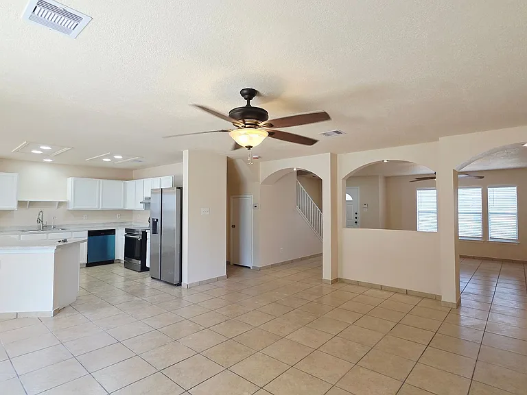 402 Empresario Dr — Photo 11