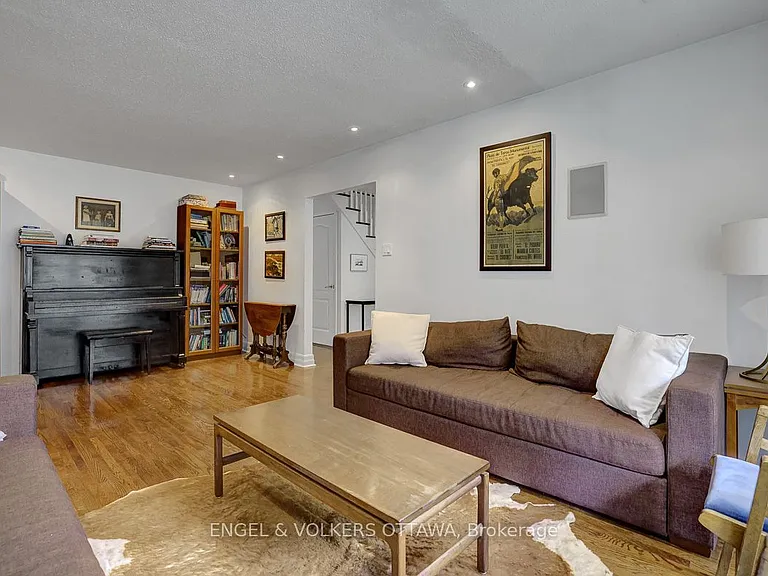 516 Buchanan Cres — Photo 8