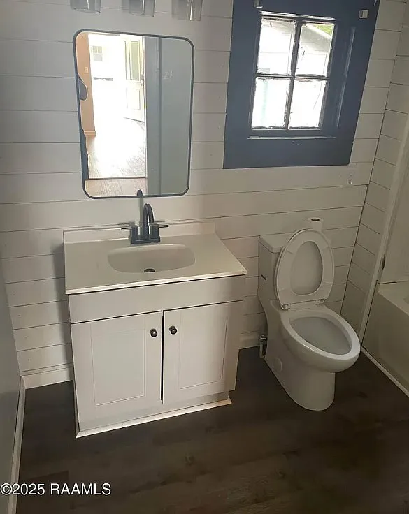 Beautiful small Cottage style home / large yard in the heart of Rayne, fully renovated and ready — Photo 4
