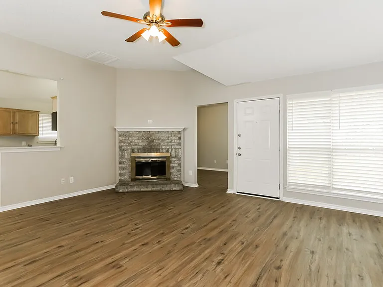 1211 Old Knoll Dr — Photo 4