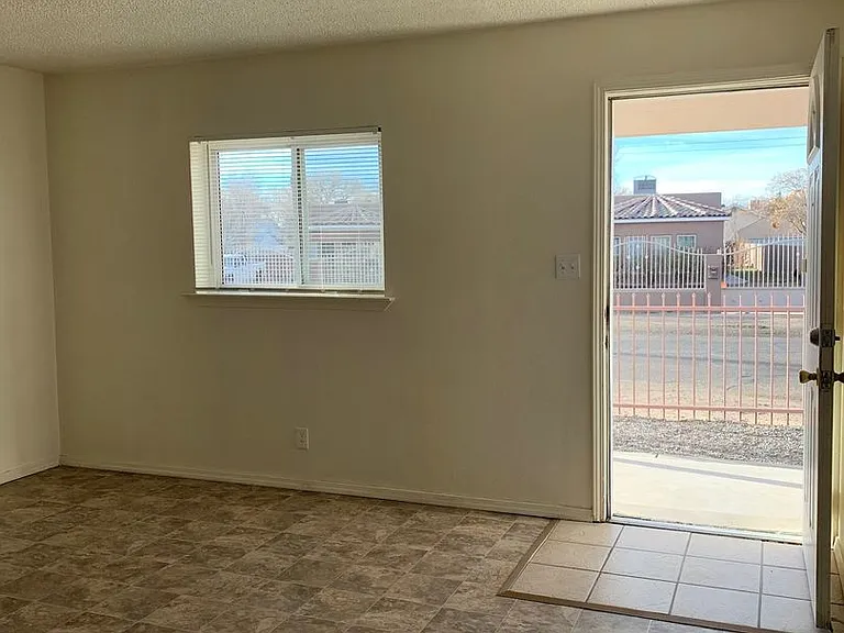 370 Atrisco Dr SW — Photo 4