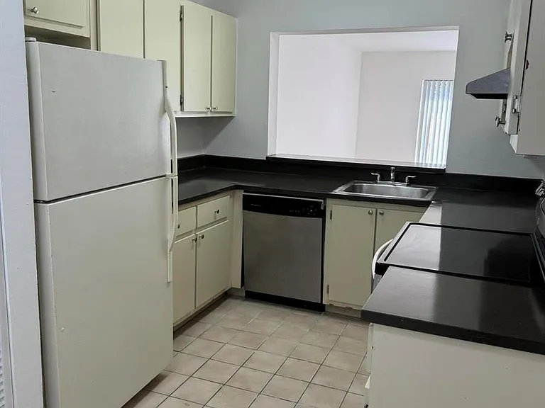 417 Palm Cir E #417 — Photo 14