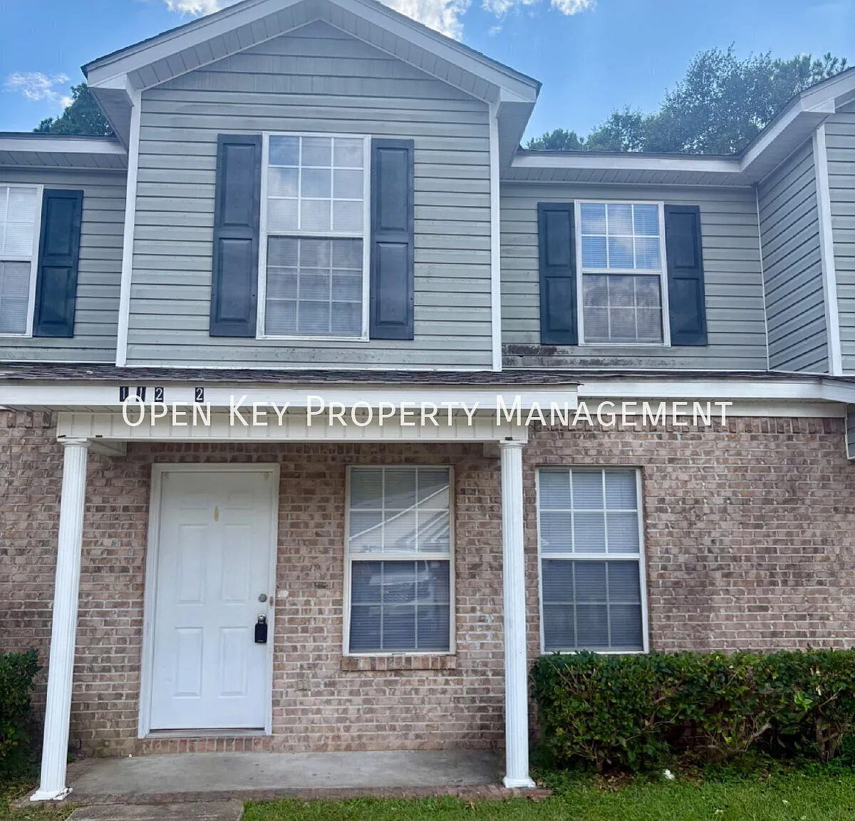 Welcome home to this comfortable 3 bedroom, 2.5 bath townhouse in a convenient, centrally located... — Photo 1