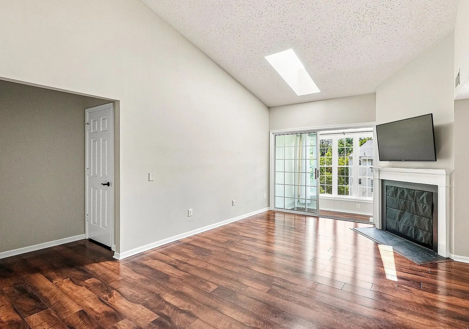 Charming Top-Level 2BR/2BA Condo in the Heart of Leesburg — Photo 3