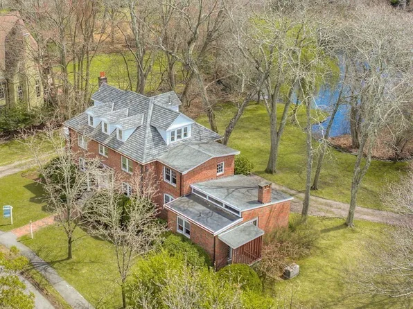 24 Radcliff Rd, Waban, MA 02468
