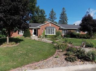 293 Willowbrook Dr, Mason City, IA 50401