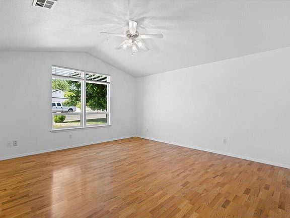 5th image of 414 Westminster Dr