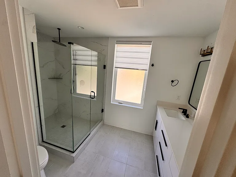 2344 Franklin Ave E — Photo 52