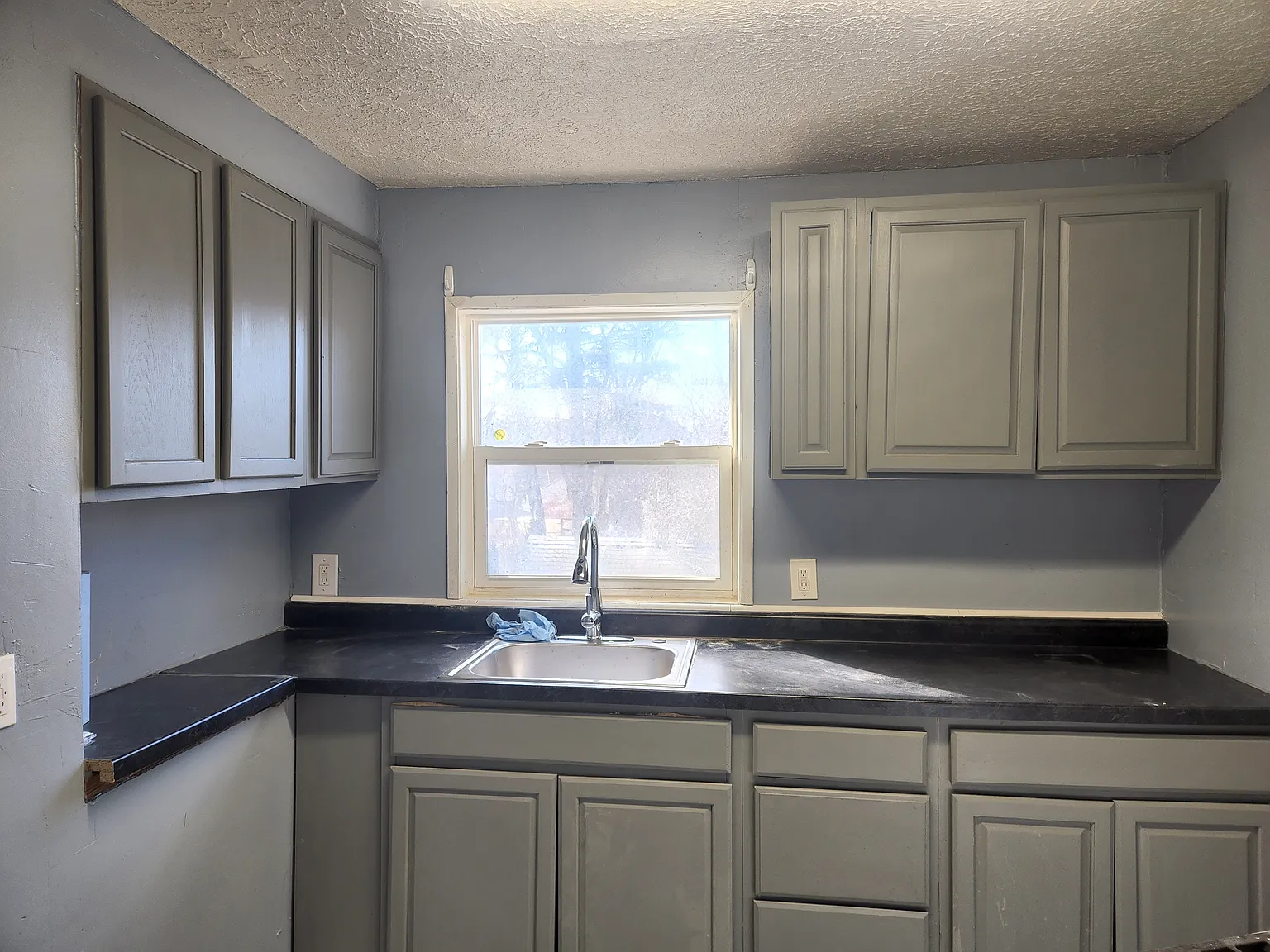 3 bed, 1050 sqft, $1,200 — Photo 2
