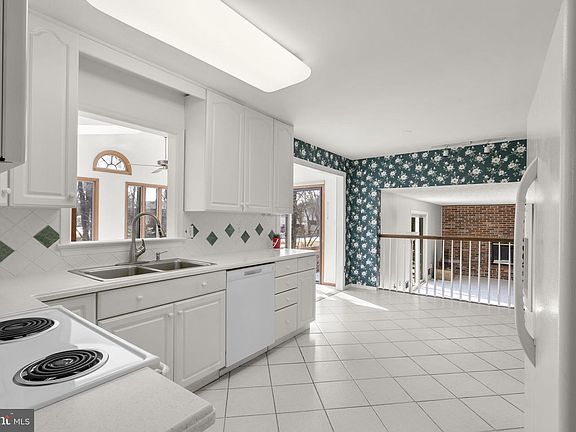 4th image of 4404 Rendale Ct