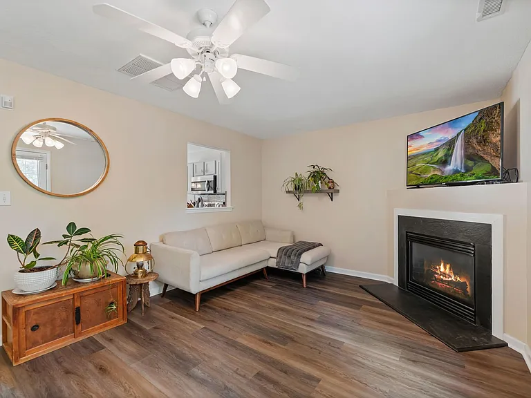 419 Gladstone Dr — Photo 2