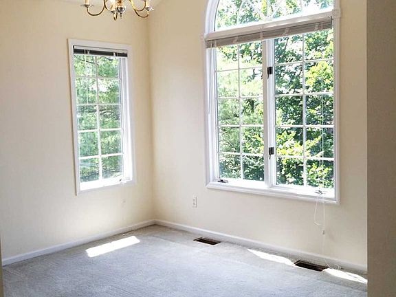 4th image of 174 Surrey Ct