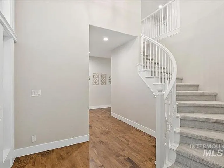 2259 N Sevenoaks Way — Photo 6
