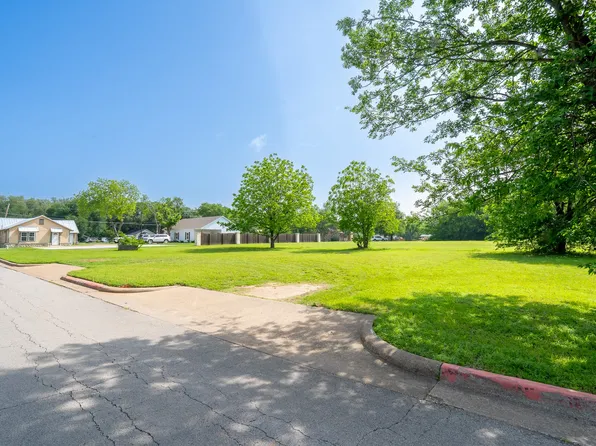 105 S Hawthorne St, Granbury, TX 76048
