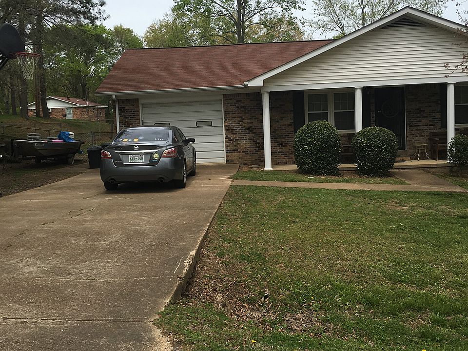 2nd image of 123 E Lockhart St