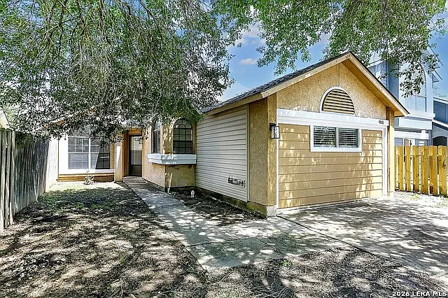 3 bed, 1.0 bath, 1221 sqft, $1,295 — Photo 1