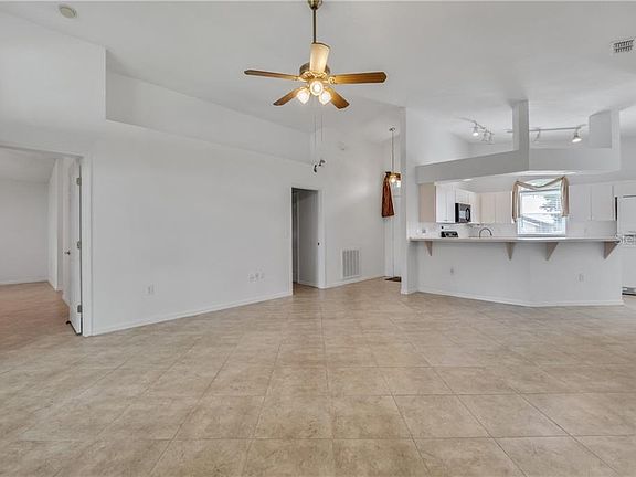 4th image of 5863 Breakwater Dr