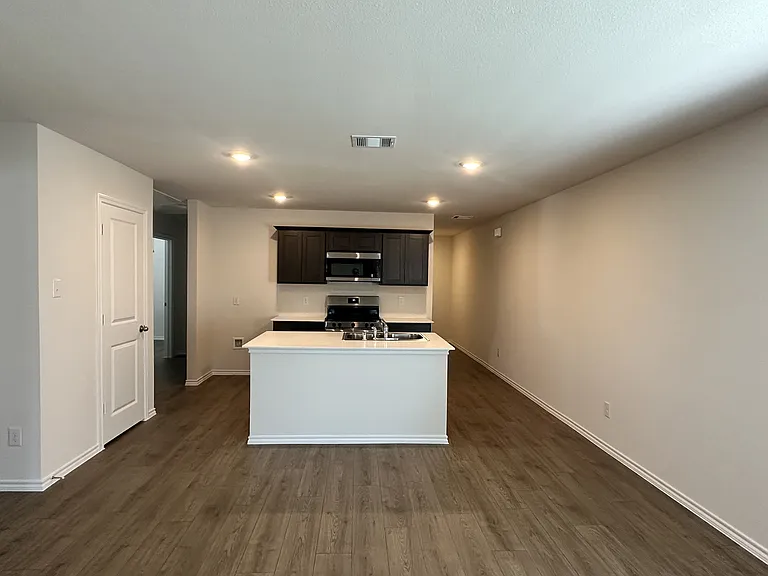 1153 Northfield Dr — Photo 3