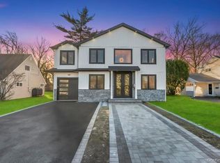 126 Rim Ln, Hicksville, NY 11801