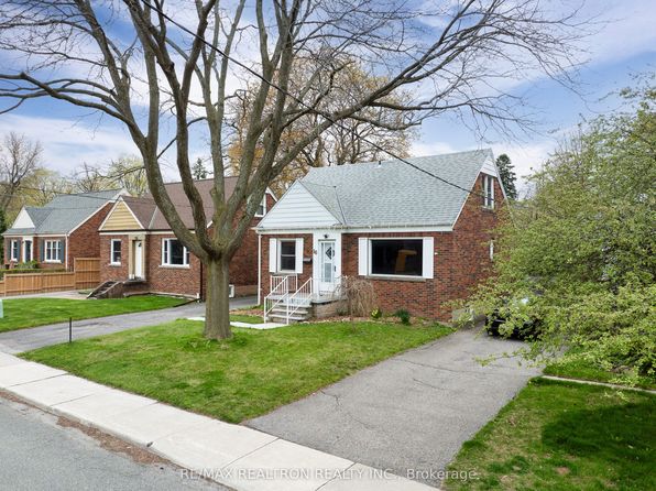16 Plaxton Dr #E03, Toronto, ON M4B 2P8