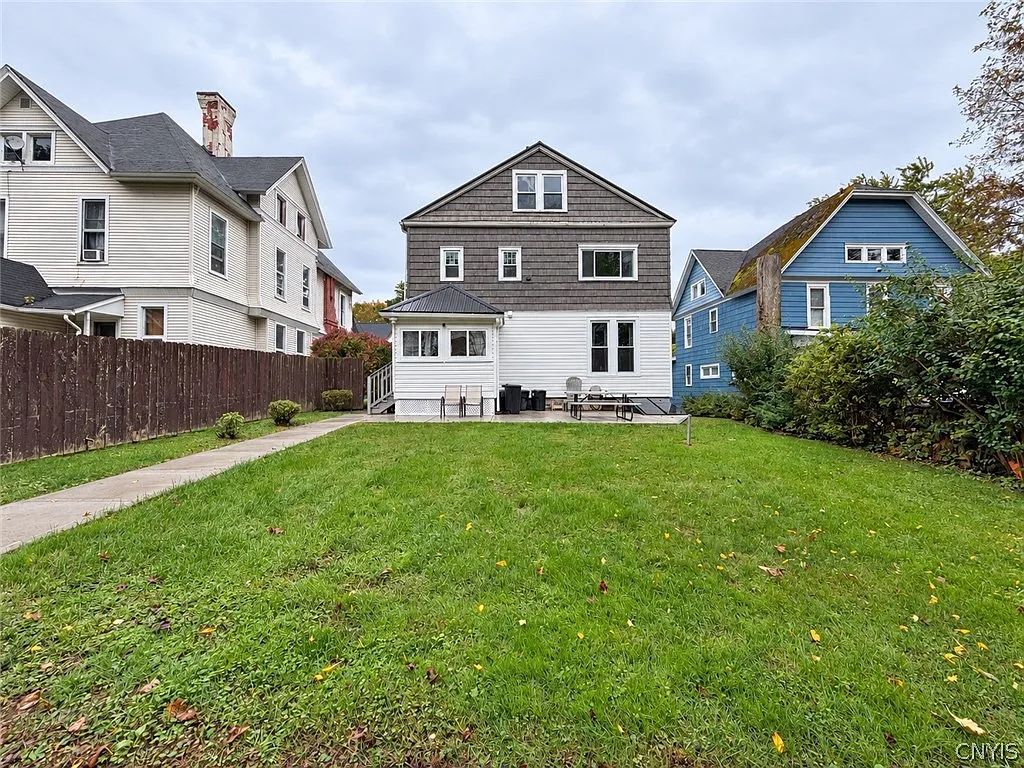 2 bed, 1.0 bath, 1353 sqft, $1,400 — Photo 4