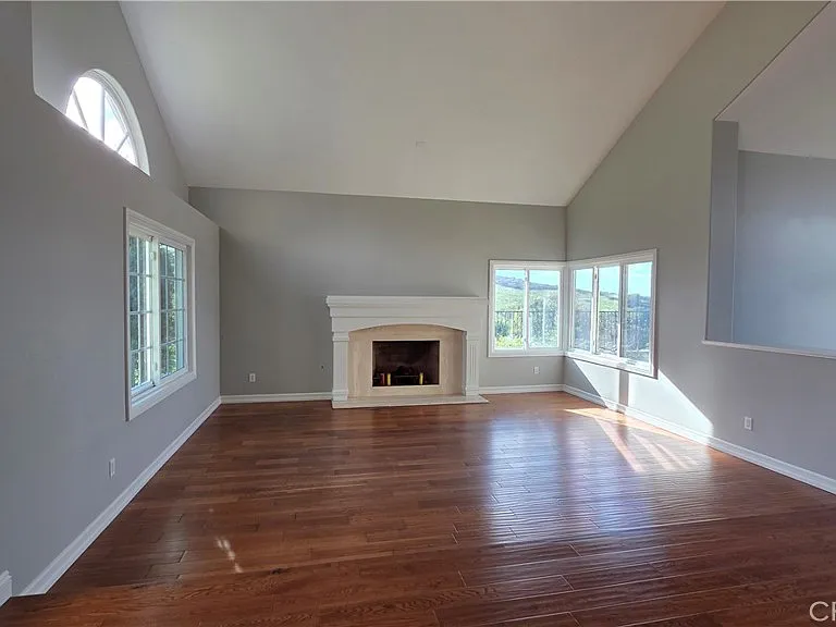 8 Miranda — Photo 17