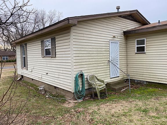 3rd image of 208 Pine St