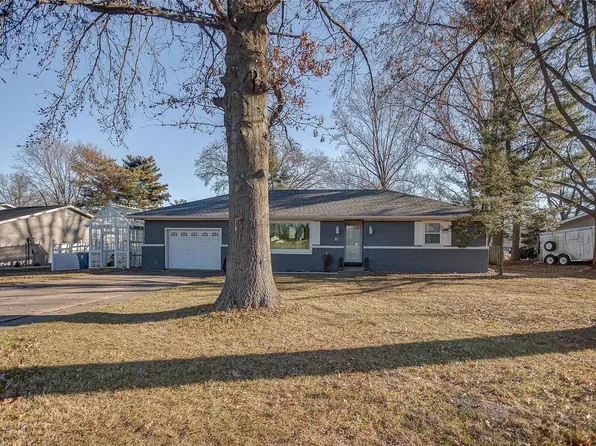 81 W Lake Dr, Troy, IL 62294