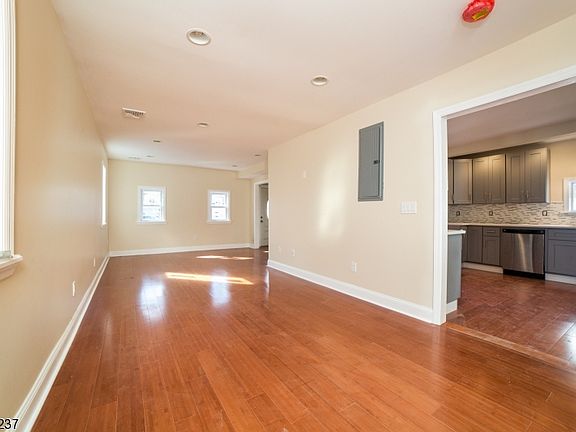 5th image of 27 Diller Ave