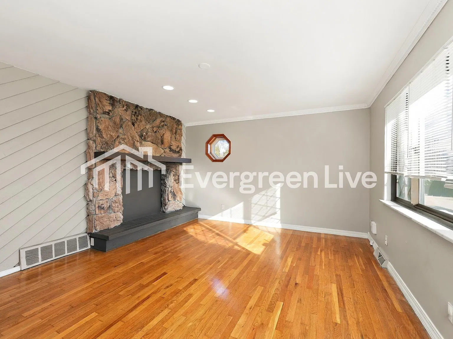 2 bed, 1.0 bath, 945 sqft, $1,345 — Photo 4