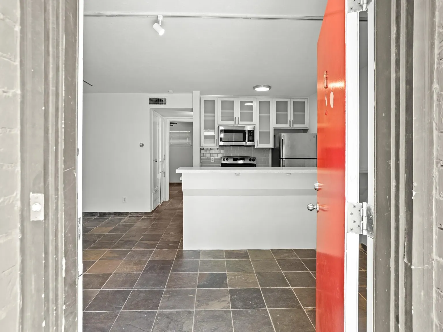 1 bed, 1.0 bath, 650 sqft, $1,275 — Photo 3