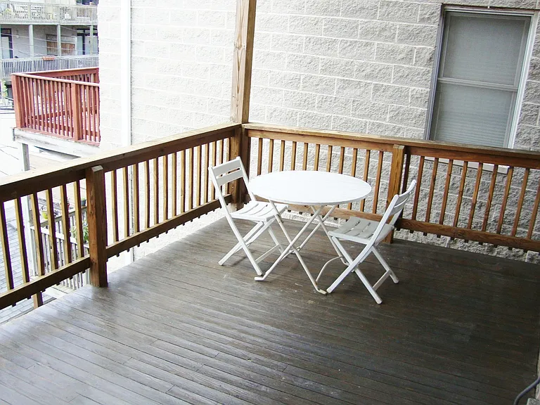 Large Private Deck. Grills allowed.