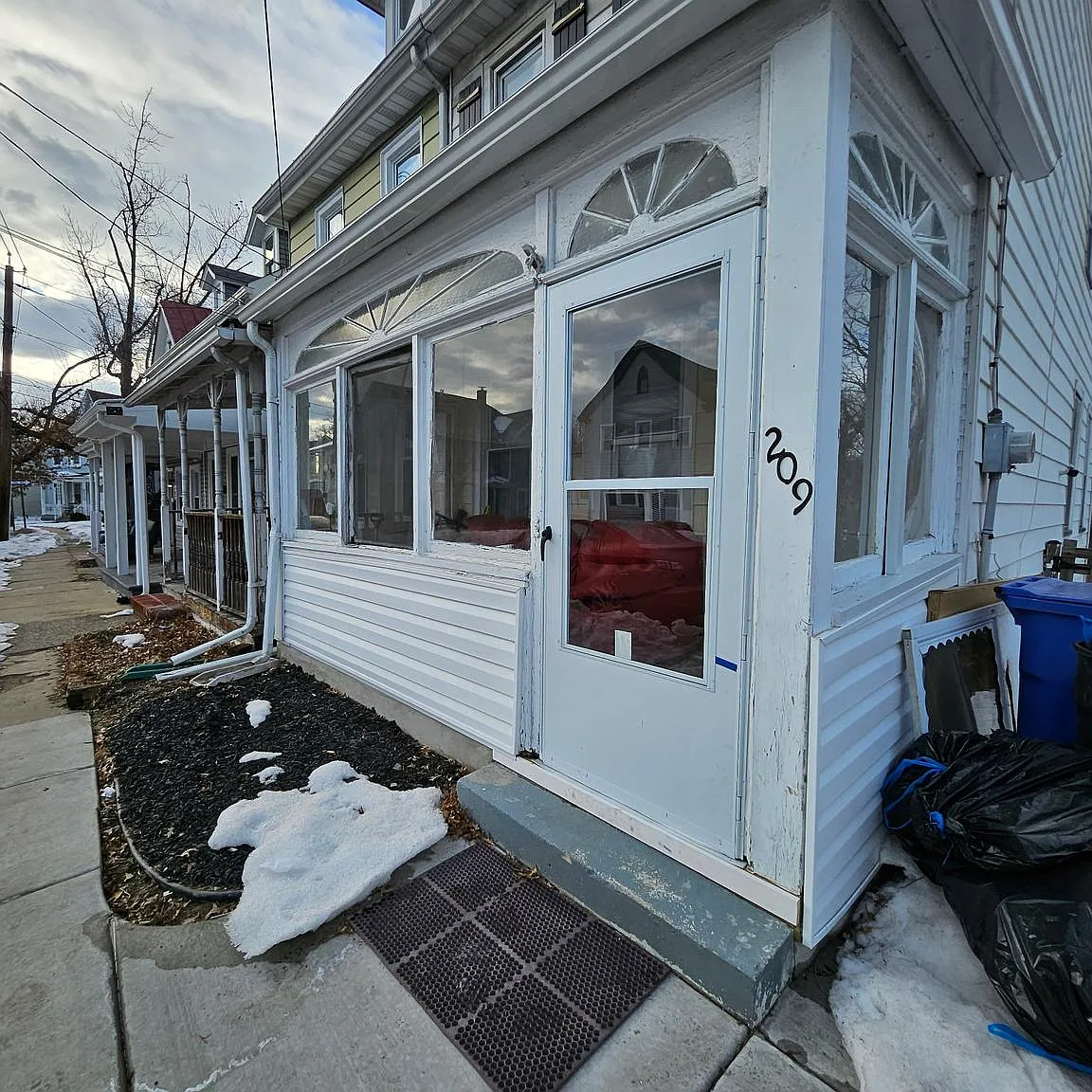 3 bed, 1.5 bath, 1274 sqft, $2,400 — Photo 1