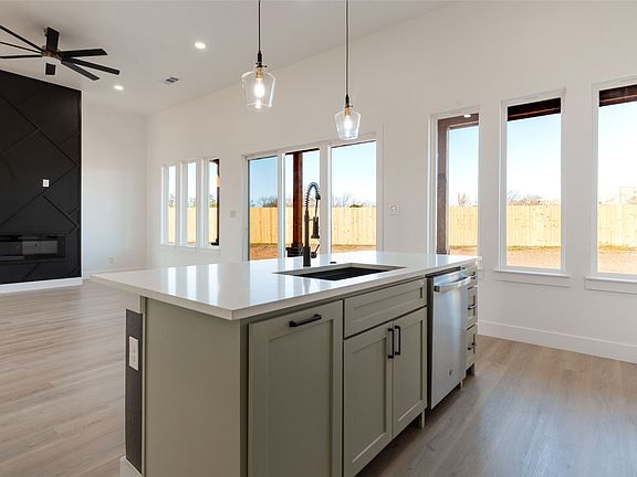 5th image of 592 Highview Ct
