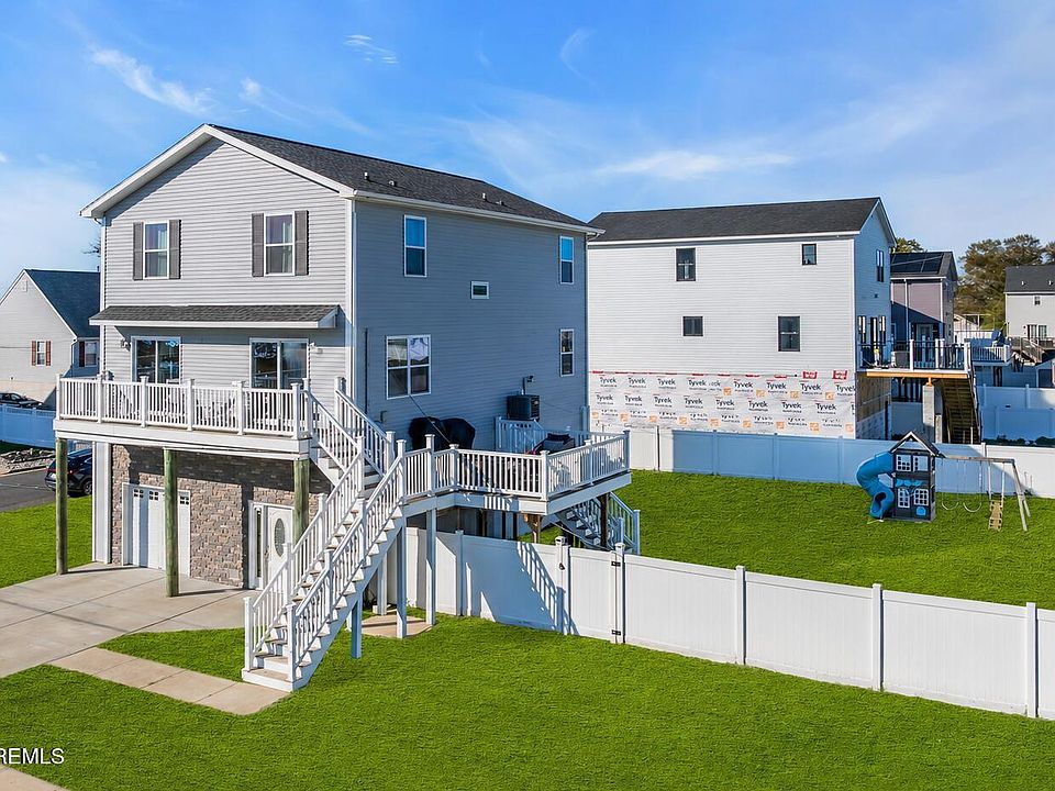 1st image of 607 Bay Avenue