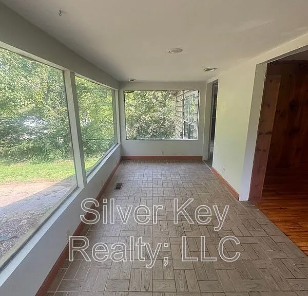 900 S Jackson St — Photo 10
