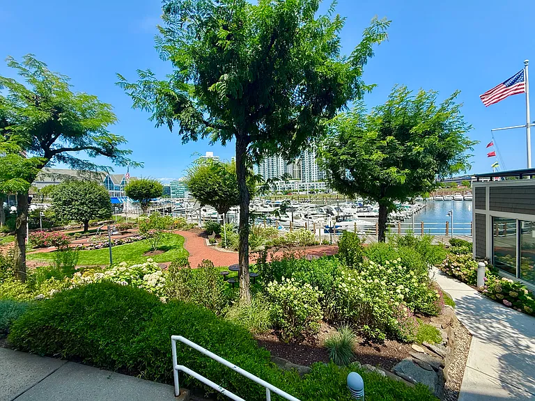 Walk to Nearby Restaurants