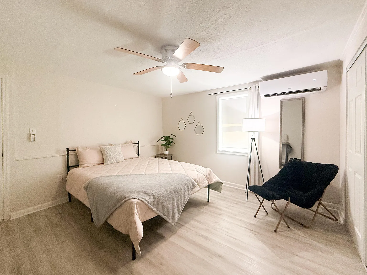 1 bed, 1.0 bath, 500 sqft, $1,594 — Photo 2