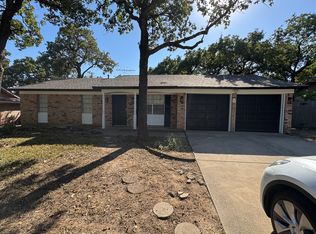 8 Regents Park Dr, Bedford, TX 76022