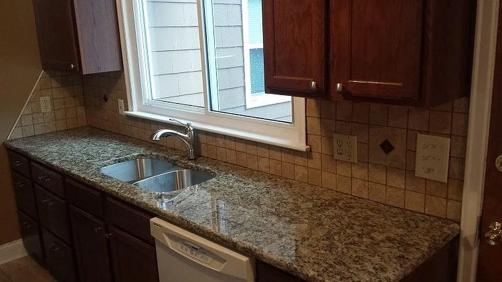 4 bed, 3000 sqft, $2,200 — Photo 2